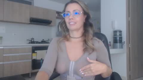 Snapshot of latinpaprika chatting on December 14, 2025, 11:37 am latinpaprika online show from December 14, 2025, 11:37 am