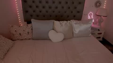 Laura online show from November 21, 2025, 7:40 am