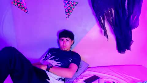 Snapshot of laura_and_kevin chatting on October 28, 2025, 1:36 pm laura_and_kevin online show from October 28, 2025, 1:36 pm