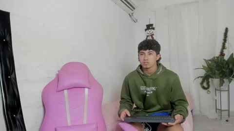 Snapshot of laura_and_kevin chatting on December 15, 2025, 8:35 pm laura_and_kevin online show from December 15, 2025, 8:35 pm