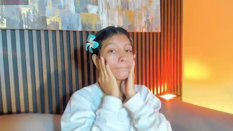 Snapshot of laura_aristizabal_19 chatting on October 23, 2025, 12:48 pm Laura online show from October 23, 2025, 12:48 pm