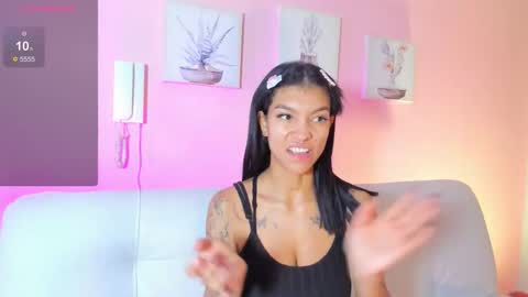 Snapshot of laura_aristizabal_19 chatting on November 11, 2025, 1:00 pm Laura online show from November 11, 2025, 1:00 pm