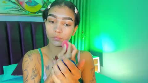 Snapshot of laura_aristizabal_19 chatting on November 21, 2025, 12:48 pm Laura online show from November 21, 2025, 12:48 pm