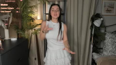 Snapshot of laura_mutti chatting on November 15, 2025, 2:24 pm Samantha online show from November 15, 2025, 2:24 pm