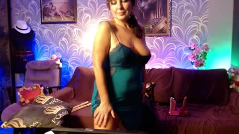 Snapshot of laurabenz chatting on December 15, 2024, 6:59 pm Laura online show from December 15, 2024, 6:59 pm