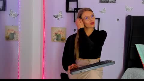 Snapshot of laurablue_ chatting on January 22, 2025, 2:15 am Laura Blue online show from January 22, 2025, 2:15 am