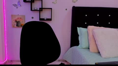 Snapshot of laurablue_ chatting on January 25, 2025, 12:17 am Laura Blue online show from January 25, 2025, 12:17 am