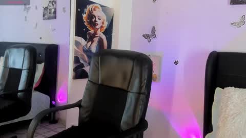 Laura Blue online show from September 22, 2025, 8:55 pm