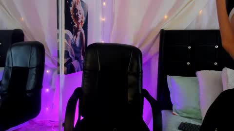 Snapshot of laurablue_ chatting on October 20, 2025, 9:48 pm Laura Blue online show from October 20, 2025, 9:48 pm