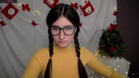 Snapshot of lauradre_ chatting on December 9, 2024, 11:04 am Laura online show from December 9, 2024, 11:04 am