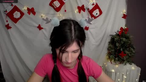 Snapshot of lauradre_ chatting on December 10, 2024, 9:12 am Laura online show from December 10, 2024, 9:12 am