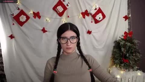Snapshot of lauradre_ chatting on December 12, 2024, 12:01 pm Laura online show from December 12, 2024, 12:01 pm
