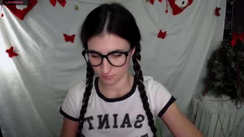 Snapshot of lauradre_ chatting on January 3, 2025, 8:43 am Laura online show from January 3, 2025, 8:43 am