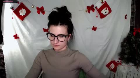 Snapshot of lauradre_ chatting on January 5, 2025, 11:48 am Laura online show from January 5, 2025, 11:48 am