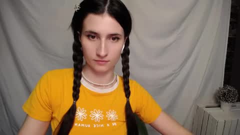 Snapshot of lauradre_ chatting on February 5, 2025, 10:08 am Laura online show from February 5, 2025, 10:08 am