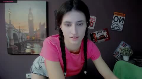 Snapshot of lauradre_ chatting on February 7, 2025, 8:33 am Laura online show from February 7, 2025, 8:33 am