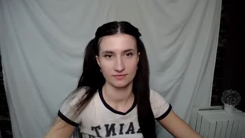 Snapshot of lauradre_ chatting on February 17, 2025, 11:44 am Laura online show from February 17, 2025, 11:44 am