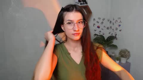 Snapshot of lauradre_ chatting on October 6, 2025, 6:00 am Laura online show from October 6, 2025, 6:00 am