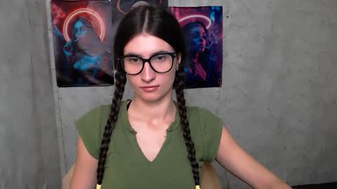 Snapshot of lauradre_ chatting on October 18, 2025, 7:53 am Laura online show from October 18, 2025, 7:53 am