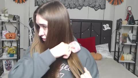 LauraHlot online show from November 15, 2025, 7:10 pm