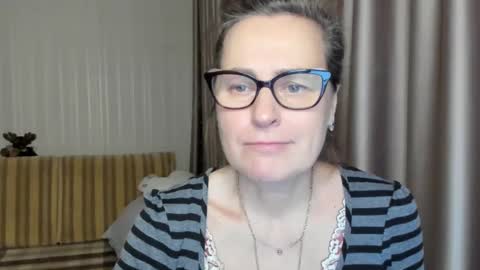 Lauraoven1 online show from February 18, 2025, 4:37 pm