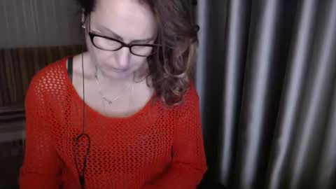 Lauraoven1 online show from November 10, 2025, 5:12 pm