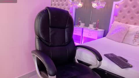 Snapshot of laurenbecker_ chatting on November 19, 2025, 2:22 am Lauren online show from November 19, 2025, 2:22 am