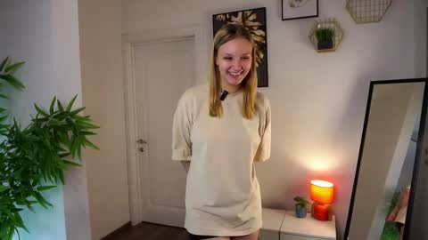 Snapshot of laurendarou chatting on October 27, 2025, 11:25 am Ellie  online show from October 27, 2025, 11:25 am