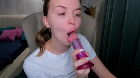 laurennhill online show from November 2, 2025, 12:24 am