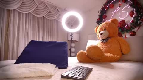 Lauren Saenz online show from December 28, 2024, 12:03 pm