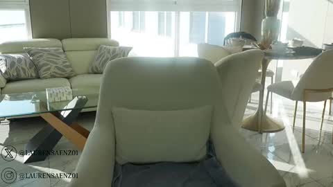 Lauren Saenz online show from October 30, 2025, 12:28 pm