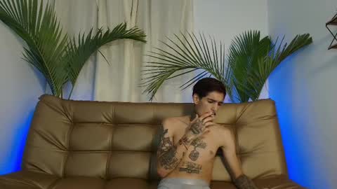 Snapshot of laurensex4 chatting on February 21, 2025, 3:01 am Lauren and Cristopher online show from February 21, 2025, 3:01 am