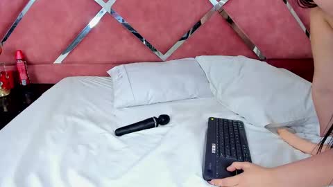 LauryJonson  online show from February 8, 2025, 9:36 pm