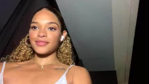 Snapshot of layla351338 chatting on December 16, 2025, 2:05 am layla351338 online show from December 16, 2025, 2:05 am