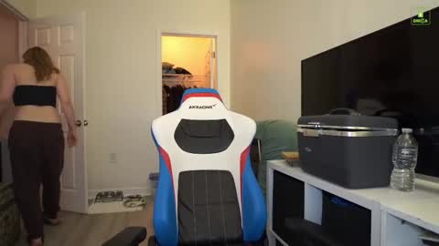 Snapshot of laylas_universe chatting on November 29, 2025, 5:32 am Layla Universe online show from November 29, 2025, 5:32 am