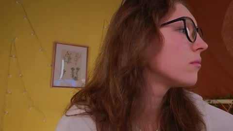 Snapshot of lea_belle_ chatting on November 18, 2025, 5:28 pm Lea online show from November 18, 2025, 5:28 pm