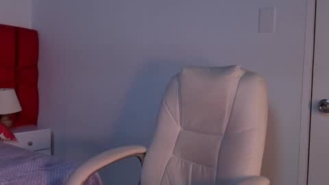 Snapshot of lea_velle chatting on December 4, 2025, 6:44 am Lea Velle online show from December 4, 2025, 6:44 am