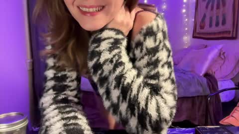 Leah Sparkles online show from December 25, 2024, 5:05 am