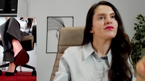 Elle  online show from December 12, 2024, 11:07 am