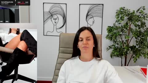 Elle  online show from March 7, 2025, 2:12 pm