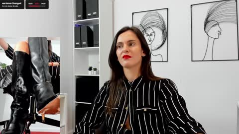 Elle  online show from March 10, 2025, 11:21 am