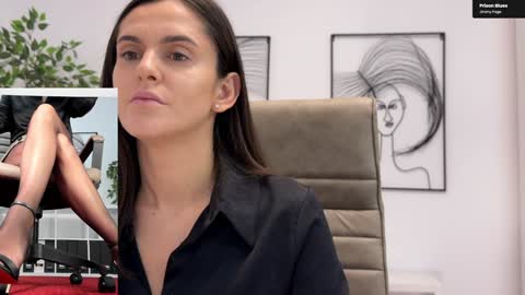 Elle  online show from November 18, 2025, 7:57 am