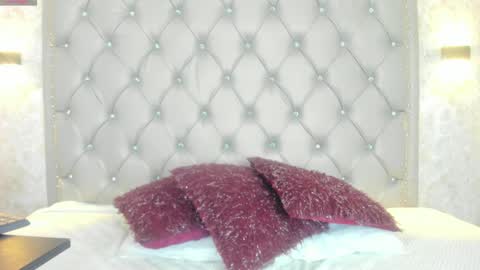 Snapshot of leigh_angels chatting on December 19, 2024, 11:03 pm LEIGH ANGELS online show from December 19, 2024, 11:03 pm