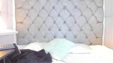 Snapshot of leigh_angels chatting on January 3, 2025, 9:47 pm LEIGH ANGELS online show from January 3, 2025, 9:47 pm