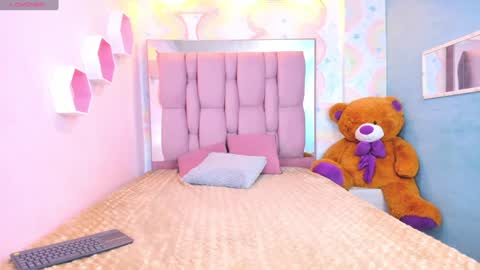 Snapshot of leigh_angels chatting on January 24, 2025, 10:41 pm LEIGH ANGELS online show from January 24, 2025, 10:41 pm