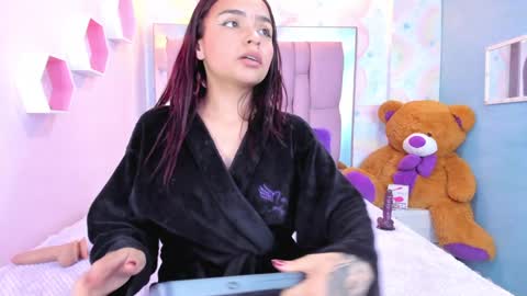 Snapshot of leigh_angels chatting on February 6, 2025, 8:45 pm LEIGH ANGELS online show from February 6, 2025, 8:45 pm