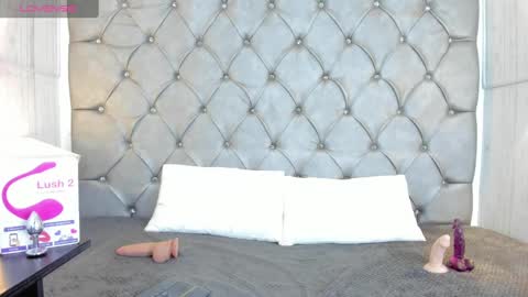 Snapshot of leigh_angels chatting on February 19, 2025, 12:46 am LEIGH ANGELS online show from February 19, 2025, 12:46 am