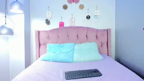 Snapshot of leigh_angels chatting on March 4, 2025, 8:38 pm LEIGH ANGELS online show from March 4, 2025, 8:38 pm