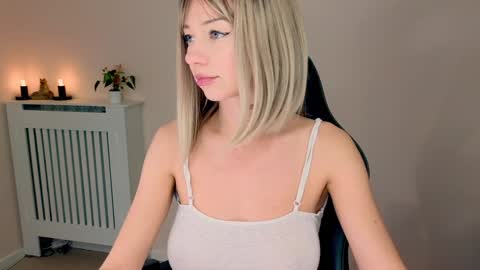 Snapshot of lenamuti chatting on December 4, 2025, 10:35 am Lena online show from December 4, 2025, 10:35 am