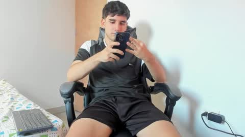 Snapshot of leo_jones389 chatting on January 20, 2025, 10:04 pm Leo Jones online show from January 20, 2025, 10:04 pm